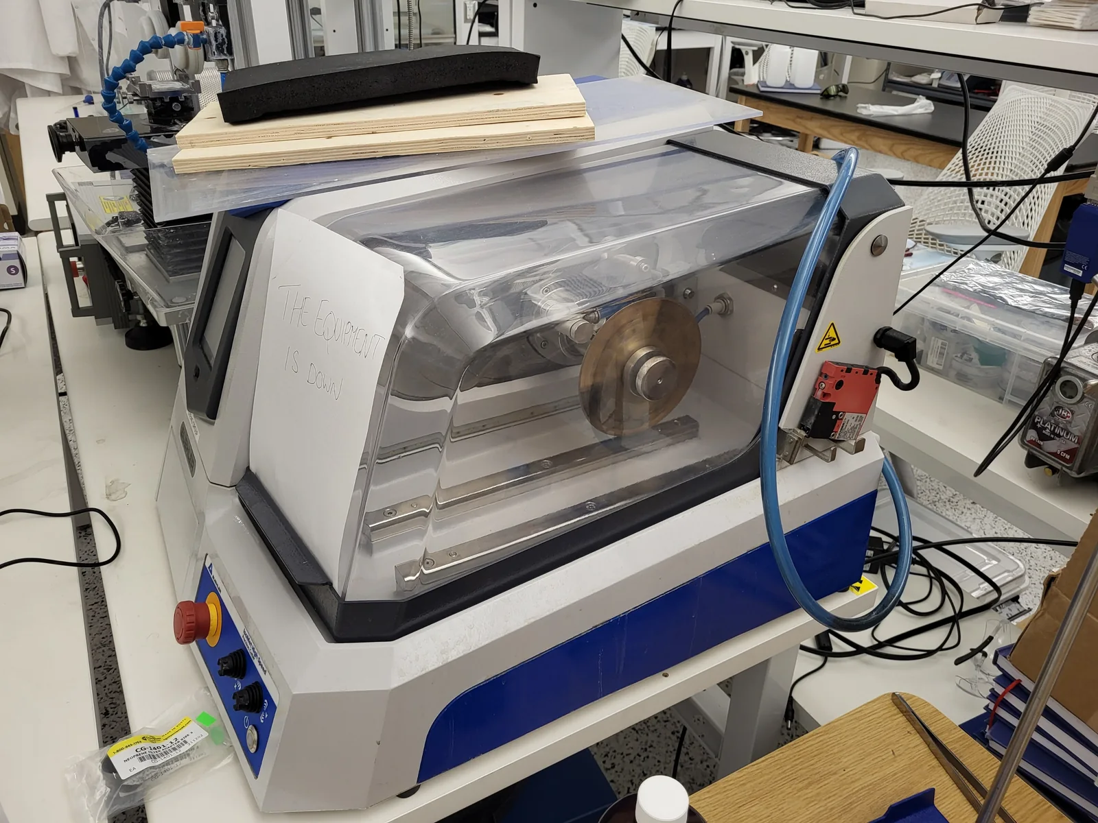 Precision cutting equipment used for metallography preparation