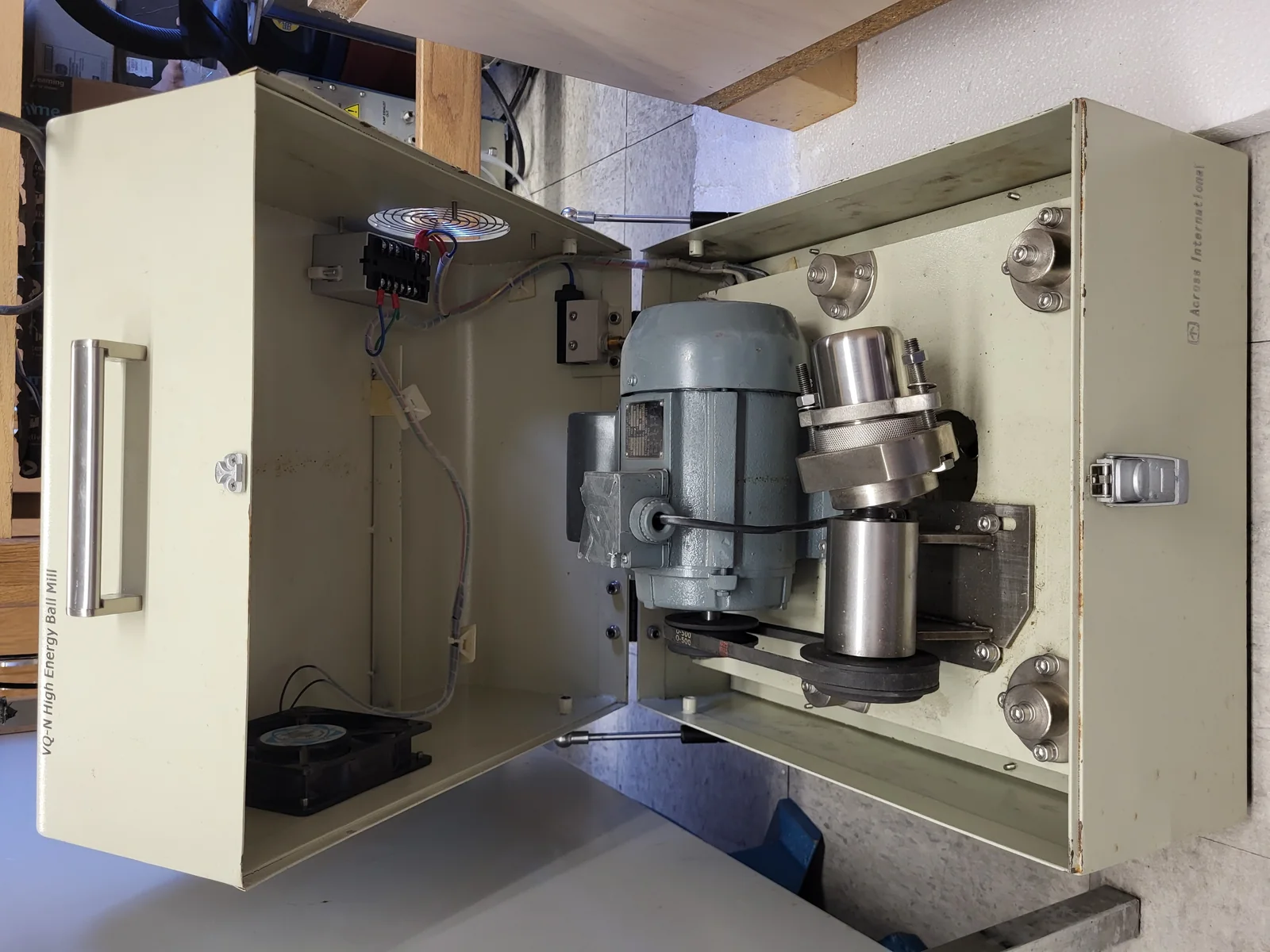 High-energy vibratory shaker used for powder processing